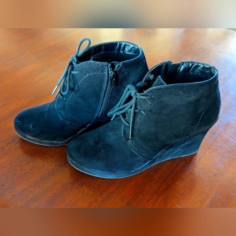 Mossimo Size 9 Black faux suede booties